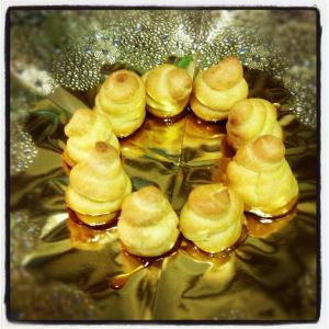 CROQUEMBOUCHE “UN POSTRE PARA OCASIONES ESPECIALES” (Francia siglo XVII) Foto 31-12-12 16 32 42