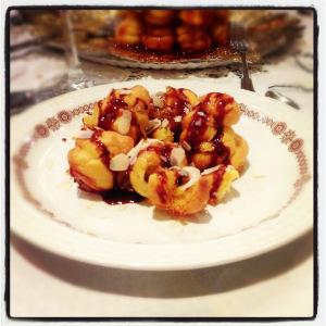 CROQUEMBOUCHE “UN POSTRE PARA OCASIONES ESPECIALES” (Francia siglo XVII) Foto 31-12-12 22 46 41