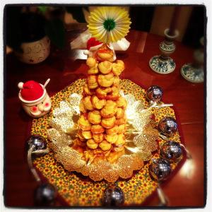CROQUEMBOUCHE “UN POSTRE PARA OCASIONES ESPECIALES” (Francia siglo XVII) Foto 31-12-12 16 58 33