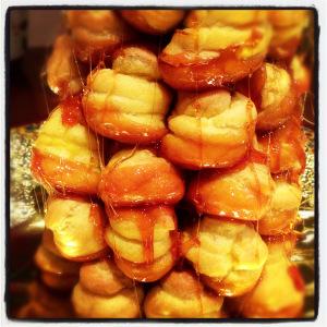 CROQUEMBOUCHE “UN POSTRE PARA OCASIONES ESPECIALES” (Francia siglo XVII) Foto 31-12-12 16 52 29