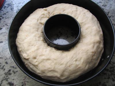 Roscón de Reyes de pan de leche relleno Roscón de Reyes de pan de leche relleno