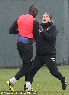 FOTOS EN DAILYMAIL DE LA PELEA ENTRE BALOTELLI Y MANCINI