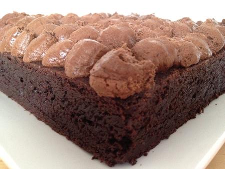 Buen finde Fudge Brownie con Chocolate Buttercream Frosting recetas fáciles de postres americanos recetas delikatissen Recetas Americanas receta fácil de brownie receta brownie cocholate postres fáciles para mucha gente postres fáciles de chocolate postres decorados postres americanos mantequilla de chocolate gastro blogger Fudge Brownie fotos de postres estilismo de postres decoración de tartas cobertura mousse chocolate cobertura de chocolate cobertura chocolate tarta Chocolate Buttercream Frosting buttercream facil brownie facil blog de recetas de postres bizcochos humedos de chocolate bizcocho húmedo de intenso chocolate