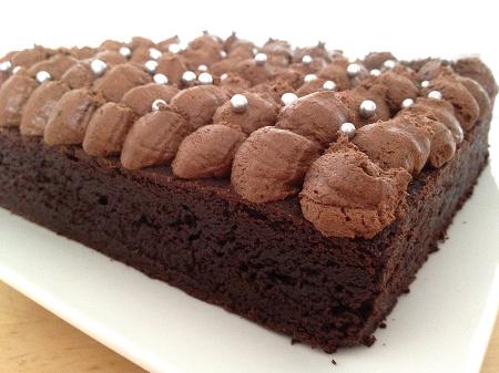 Buen finde Fudge Brownie con Chocolate Buttercream Frosting recetas fáciles de postres americanos recetas delikatissen Recetas Americanas receta fácil de brownie receta brownie cocholate postres fáciles para mucha gente postres fáciles de chocolate postres decorados postres americanos mantequilla de chocolate gastro blogger Fudge Brownie fotos de postres estilismo de postres decoración de tartas cobertura mousse chocolate cobertura de chocolate cobertura chocolate tarta Chocolate Buttercream Frosting buttercream facil brownie facil blog de recetas de postres bizcochos humedos de chocolate bizcocho húmedo de intenso chocolate