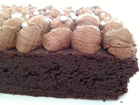 Buen finde Fudge Brownie con Chocolate Buttercream Frosting recetas fáciles de postres americanos recetas delikatissen Recetas Americanas receta fácil de brownie receta brownie cocholate postres fáciles para mucha gente postres fáciles de chocolate postres decorados postres americanos mantequilla de chocolate gastro blogger Fudge Brownie fotos de postres estilismo de postres decoración de tartas cobertura mousse chocolate cobertura de chocolate cobertura chocolate tarta Chocolate Buttercream Frosting buttercream facil brownie facil blog de recetas de postres bizcochos humedos de chocolate bizcocho húmedo de intenso chocolate