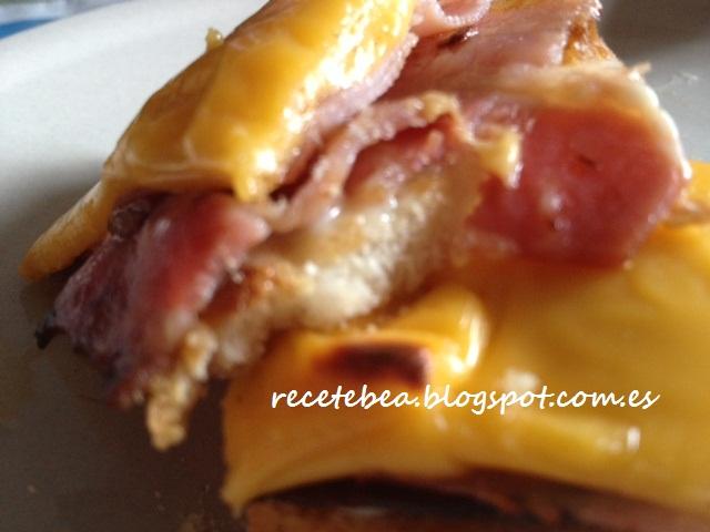 Tosta de jamon y Bacon y cheddar Tosta de jamon y Bacon y cheddar