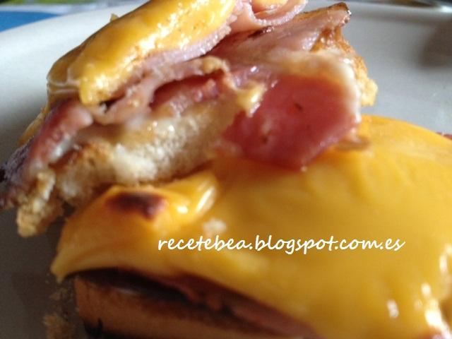 Tosta de jamon y Bacon y cheddar Tosta de jamon y Bacon y cheddar