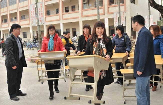 Despedidos directores que exigían a los alumnos sus propios pupitres estudiantes chinas