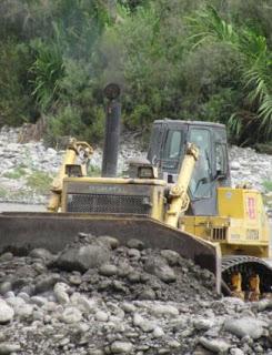 ENCAUZAMIENTO DEL RIO CAÑETE Y REHABILITACIÓN DE CARRETERA EN YAUYOS NO SE DETIENE…