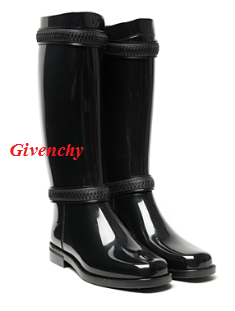 Kourtney Kardashian y sus botas de goma de Givenchy. Consíguelas