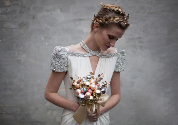 Bouquet de una novia de invierno… christmas-bulb-bouquet-howto-etsyweddings-large