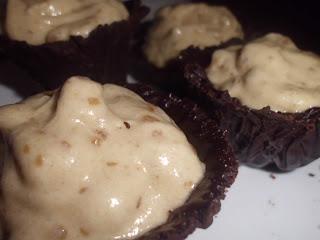 Tacitas de chocolate y mousse de café Tacitas de chocolate y mousse de café