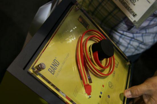 #CES2013: Tylt presenta varios productos novedosos e interesantes, algunos con tecnología NFC tylt-band-wall-charger