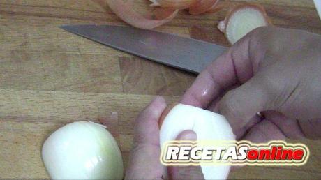 Cómo pelar, cortar y cocer judías verdes (con vídeo) Cómo pelar y cortar cebolla - Curso de cocina RECETASonline