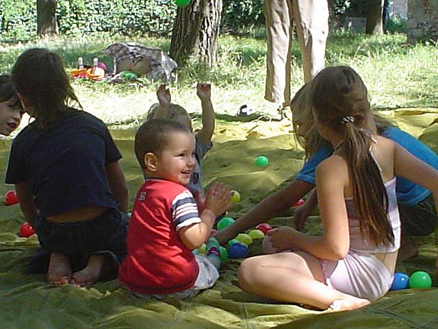 Campamento de verano Niños bondadosos y solidarios = niños líderes