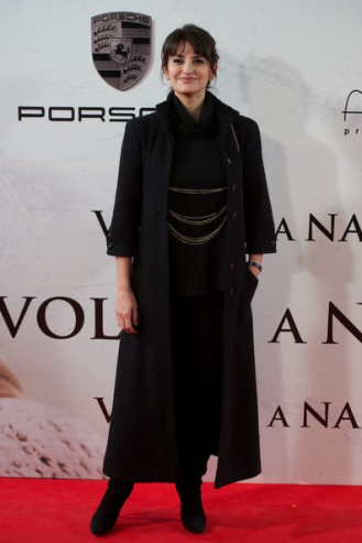 Penélope Cruz de negro, en el estreno de Volver a Nacer, en Madrid