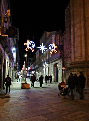 Al regreso de la Cabalgata de Reyes Poco a poco, algunos van regresando, mientras la mayoría sigue con los Reyes Magos y su cortejo en la Plaza Mayor.