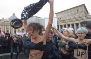 Protestan mujeres topless en el Vaticano Cuatro militantes del movimiento Femen, partidario de los derechos de las mujeres y de los homosexuales, se desnudaron brevemente en el momento en que el papa Benedicto XVI recitaba el angelus. Al aparecer el pontífice en el balcón, las inconformes mostraron sus torsos con la leyenda ‘‘ shut up’’ (cállate) y en sus espaldas escribieron