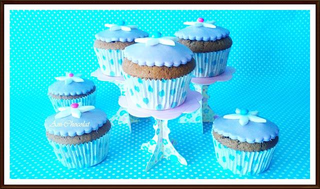 Cupcakes de cacao con fondant Cupcakes de cacao con fondant