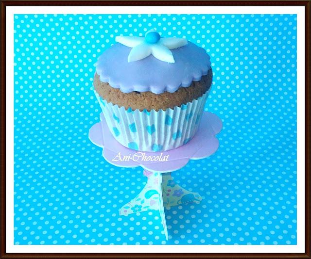 Cupcakes de cacao con fondant Cupcakes de cacao con fondant