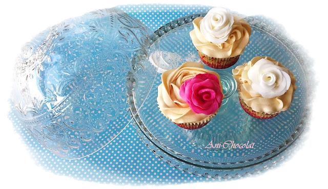 Cupcakes de vainilla con rosa fondant Cupcakes de vainilla con rosa fondant