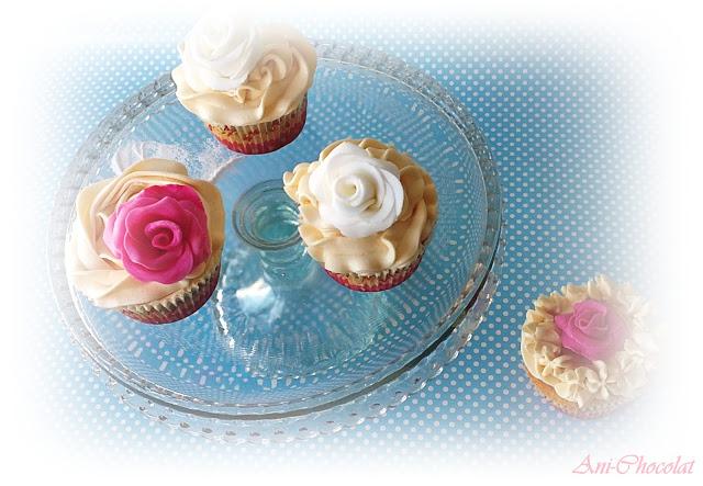 Cupcakes de vainilla con rosa fondant Cupcakes de vainilla con rosa fondant