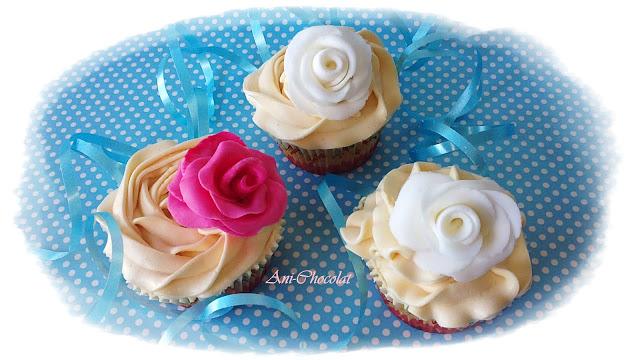 Cupcakes de vainilla con rosa fondant Cupcakes de vainilla con rosa fondant