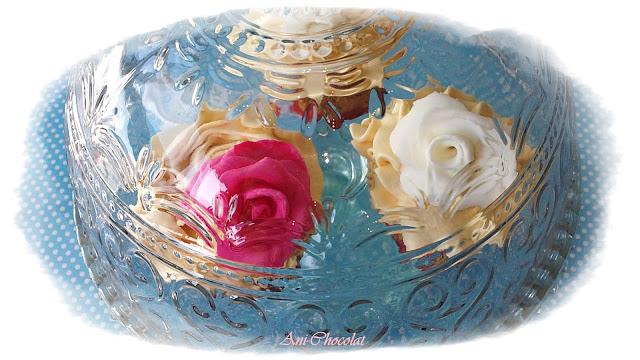 Cupcakes de vainilla con rosa fondant Cupcakes de vainilla con rosa fondant