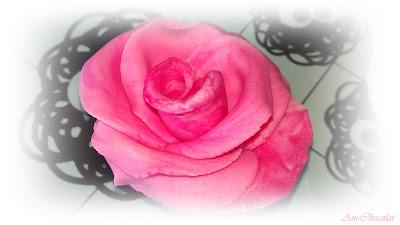 Cupcakes de vainilla con rosa fondant Cupcakes de vainilla con rosa fondant