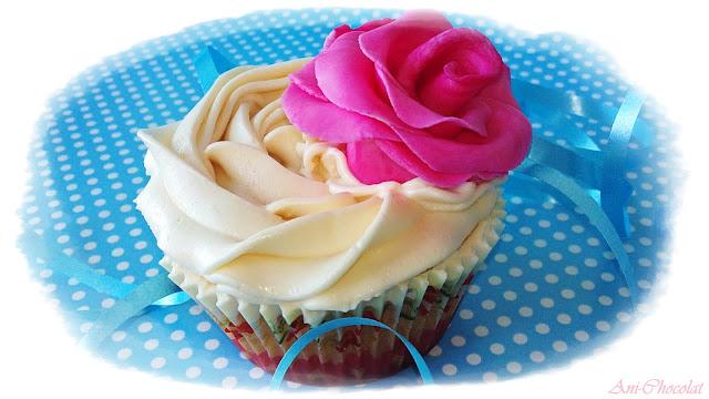 Cupcakes de vainilla con rosa fondant Cupcakes de vainilla con rosa fondant