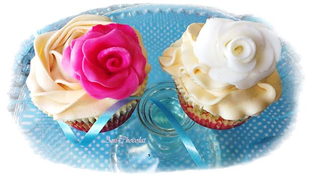 Cupcakes de vainilla con rosa fondant Cupcakes de vainilla con rosa fondant