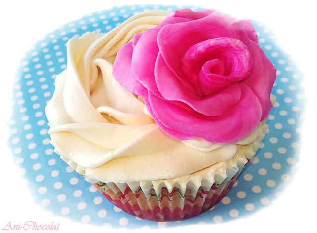 Cupcakes de vainilla con rosa fondant Cupcakes de vainilla con rosa fondant