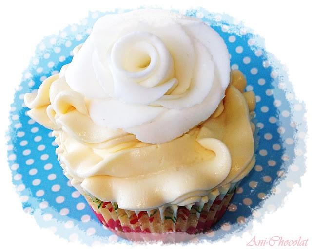 Cupcakes de vainilla con rosa fondant Cupcakes de vainilla con rosa fondant