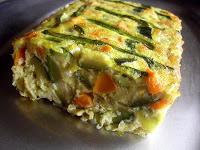 Pastel de verduras con salsa de queso Pastel de verduras con salsa de queso