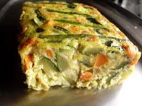 Pastel de verduras con salsa de queso Pastel de verduras con salsa de queso