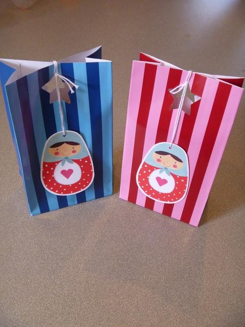 En muchas ocasiones la típica bolsa en pico con dibujos para niños, ya están muy vistas y queremos cambiar ese concepto haciendo algo nuevo. Hoy os dejo