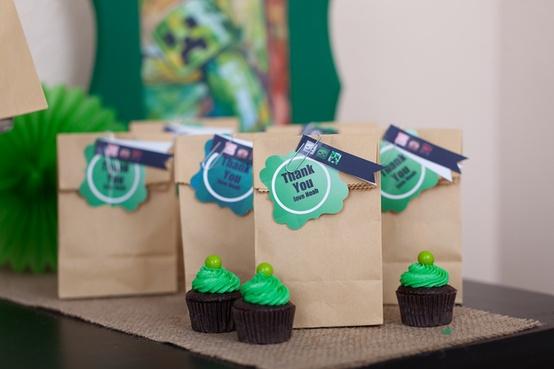 En muchas ocasiones la típica bolsa en pico con dibujos para niños, ya están muy vistas y queremos cambiar ese concepto haciendo algo nuevo. Hoy os dejo