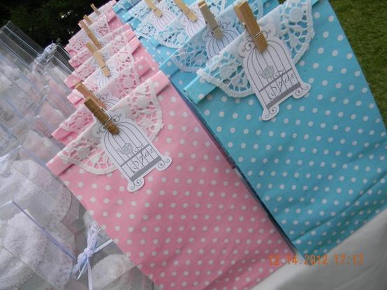 En muchas ocasiones la típica bolsa en pico con dibujos para niños, ya están muy vistas y queremos cambiar ese concepto haciendo algo nuevo. Hoy os dejo