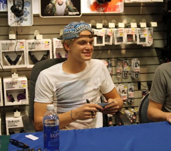 ¡Cody Simpson firma de autógrafos en Slidell!  ¡OMG! Se ve bien guapo.
