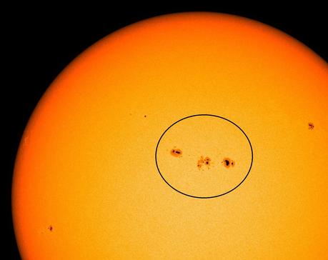 Mancha Solar 1654, diez veces del tamaño de La Tierra, nos apunta. Apreciable a simple vista Mancha Solar AR1654. Fuente: NOAA