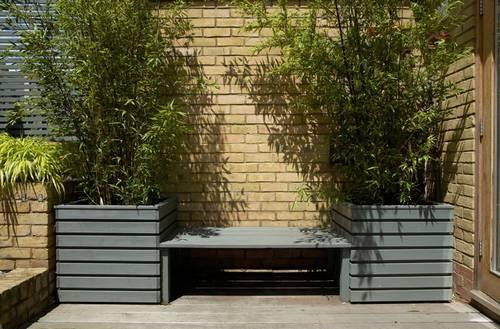 zona-de-estar-del-jardín banco-de-jardín-entre-dos-maceteros
