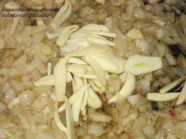 Bacalao con patatas, gambas y pasas Bacalao con patatas, gambas y pasas