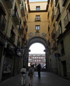 Calle de la Amargura, actualmente conocida como Siete de Julio, junto  a la Plaza Mayor de Madrid. Una calle con mucha historia y secretos.