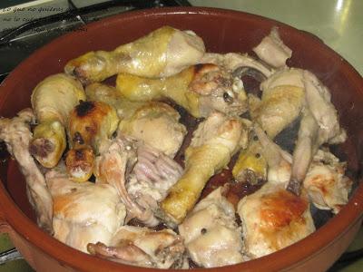 Cazuela de pollo, conejo y alcachofas/ Rostit de pollastre i conill amb alcachofes Cazuela de pollo, conejo y alcachofas/ Rostit de pollastre i conill amb alcachofes