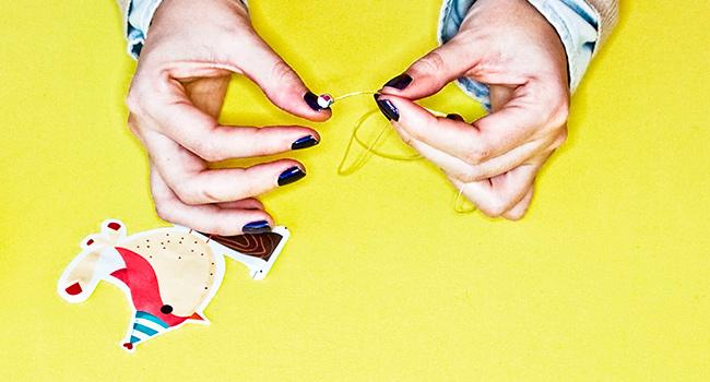 manos con bolita y cordón pajarico cuatro Manualidades de papel: Crea tu pájaro carpintero