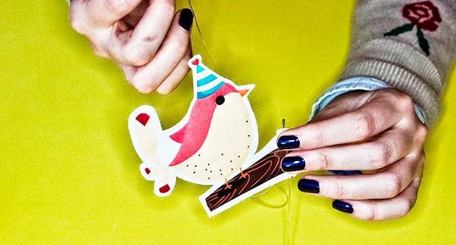 pajarito de papel con cordón de nylon pajarico cinco Manualidades de papel: Crea tu pájaro carpintero