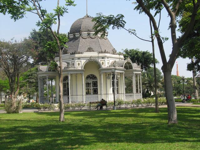 Callejeando en Lima: desde el Palacio Francés hasta el Parque de la Exposición Callejeando en Lima: desde el Palacio Francés hasta el Parque de la Exposición