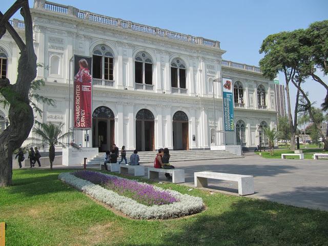 Callejeando en Lima: desde el Palacio Francés hasta el Parque de la Exposición Callejeando en Lima: desde el Palacio Francés hasta el Parque de la Exposición