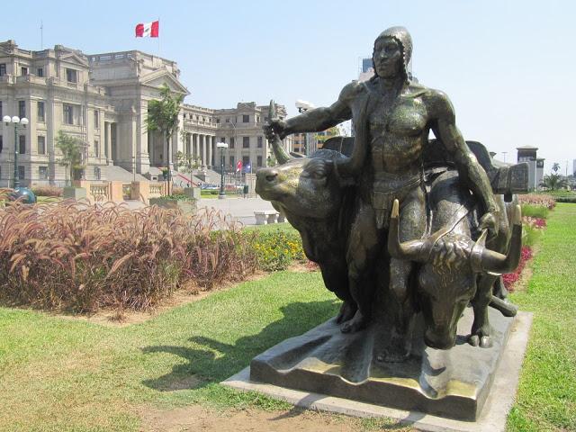 Callejeando en Lima: desde el Palacio Francés hasta el Parque de la Exposición Callejeando en Lima: desde el Palacio Francés hasta el Parque de la Exposición