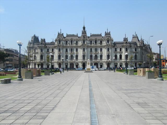 Callejeando en Lima: desde el Palacio Francés hasta el Parque de la Exposición Callejeando en Lima: desde el Palacio Francés hasta el Parque de la Exposición